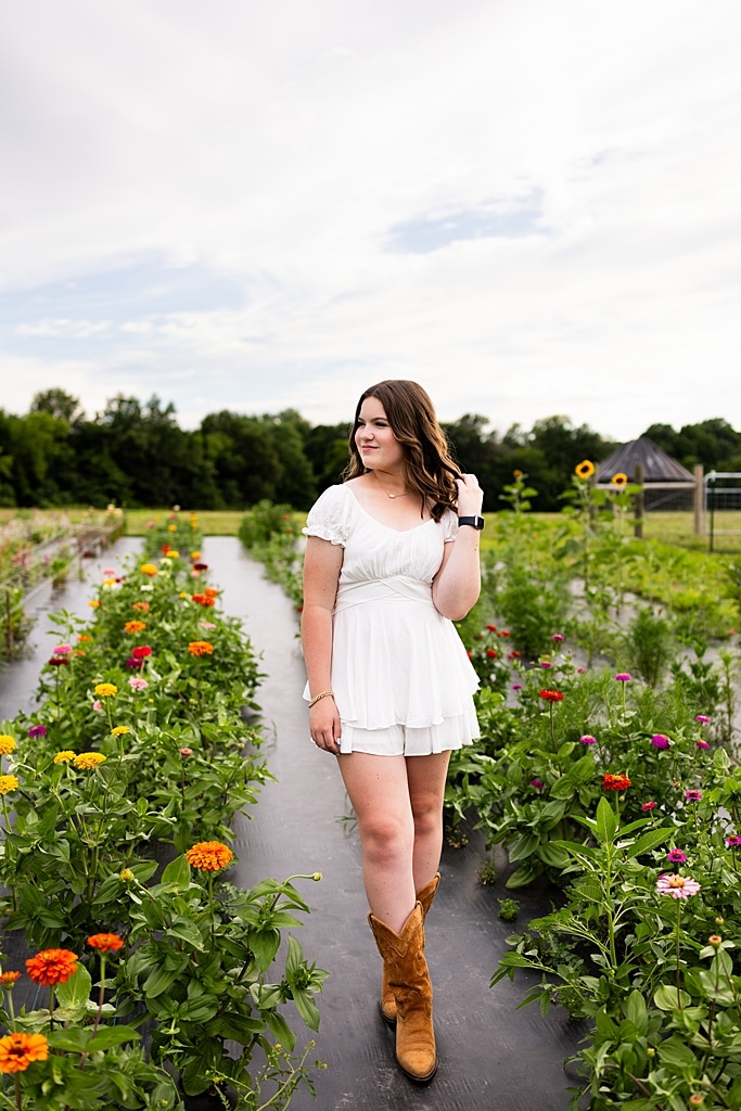Large extended Family Photo session at Roosters Pumpkin Patch in Jonesburg Missouri